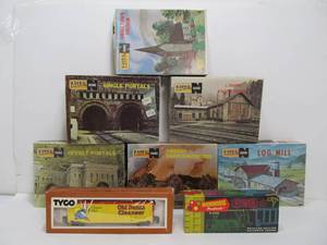 lot 210 image: Lot of NOS Vintage HO Train Cars & Buildings