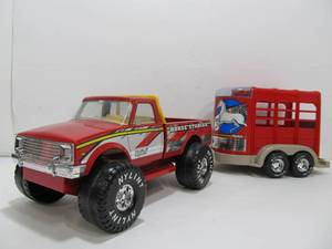 lot 267 image: NYLINT Metal Horse Stables Truck & Horse Trailer