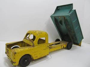lot 268 image: Large Vintage Pressed Steel STRUCTO Hydraulic Dump Truck