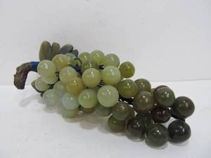 lot 276 image: Vintage Jade Stone Green Shaded Grapes Sculpture