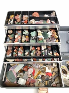 lot 3 image: Vintage ToolTackle Box FULL of Lapidary Quality Agates & other Semi-Precious Stones