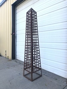 lot 340 image: LARGE Metal OutdoorGarden Obelisk Sculpture