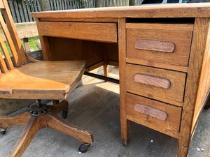 lot 343 image: Antique 1920s Era Quartersawn Oak Desk & Rolling Swivel Chair