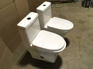lot 31 image: Lot of 2 Swiss Madison St. Tropez 1-Piece 1.11.6 GPF Dual Flush Elongated Toilet in Glossy White, Seat Included Customer Returns See Terms on  Auctionie