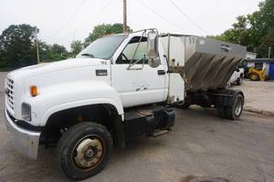 lot 1 image: 2000 GMC 6500 Dually Diesel Commercial Sanding Truck