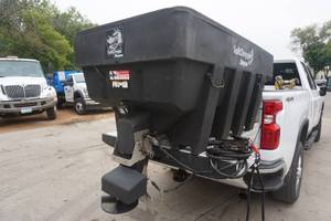 lot 4 image: Buyers Salt Dog Model SHPE2000 Truck Bed Salt Spreader