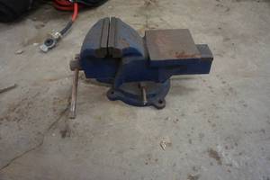 lot 11 image: Heavy Duty Bench Vise