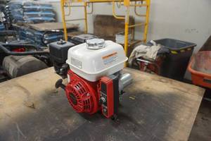 lot 35 image: Honda GX200 Electric Start Gas Motor