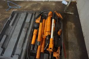 lot 21 image: Central Hydraulics Model 44900 10 Ton Portable Power PullerJack