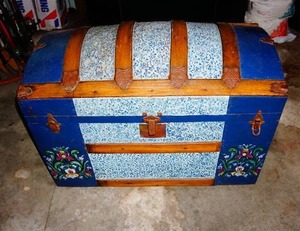 Norwegian FolkArt Rosemaling Antique Humpback Trunk hand-painted and looks to be all original, just missing one strapBeautiful piece