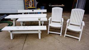 5 Foot Heritage Park Benchtable with Additional Chairs