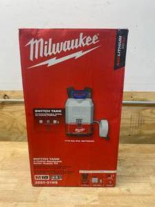 lot 10 image: MILWAUKEE M18 18-Volt 4 Gal. Lithium-Ion Cordless Switch Tank Backpack Water Supply Kit with 3.0 Ah Battery and Charger