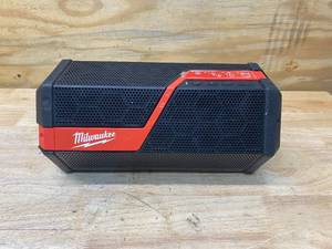 lot 29 image: MILWAUKEE M18M12 Lithium-Ion Cordless Wireless Jobsite Speaker (Tool Only)