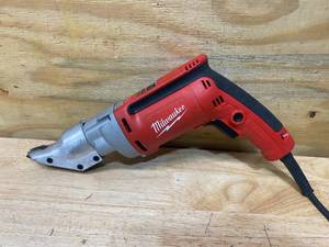 lot 117 image: MILWAUKEE 6.8 Amp 18-Gauge Shear