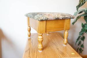 lot 9 image: foot stool