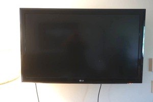 lot 10 image: LG tv