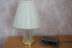 lot 20 image: lamp, clock