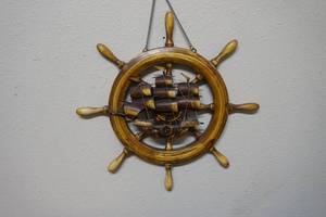 lot 27 image: ship wheel wall hanging