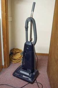 lot 28 image: Panasonic vacuum
