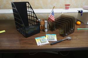 lot 32 image: desk supplies