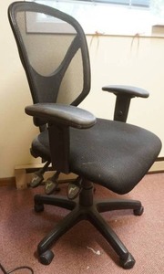lot 34 image: office chair