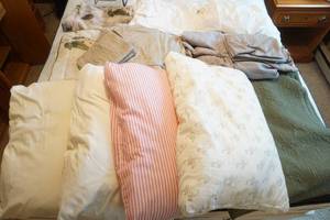 lot 40 image: bed linens