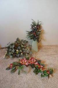 lot 96 image: floral decor