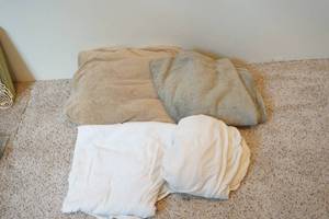 lot 100 image: bed linens