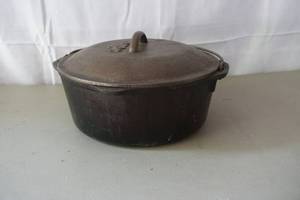 lot 207 image: lodge Dutch oven