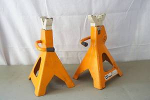 lot 210 image: jack stands