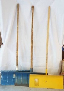 lot 219 image: snow shovels