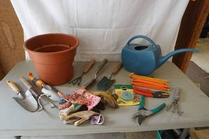 lot 284 image: garden tools