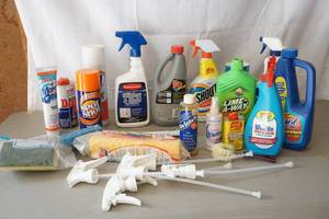 lot 293 image: cleaning supplies