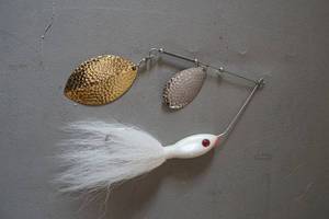 lot 305 image: Musky lure
