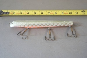 lot 325 image: Musky lure