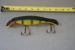 lot 327 image: Musky lure