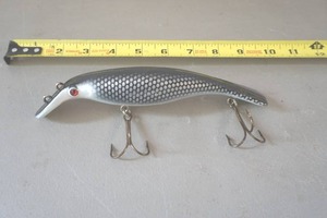 lot 328 image: Musky lure