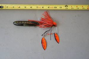 lot 332 image: Musky lure