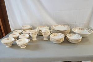 lot 422 image: Craftsman Dinnerware