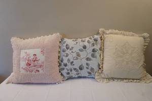 lot 442 image: accent pillows