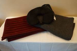 lot 450 image: throw blankets