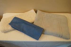 lot 451 image: accent rugs