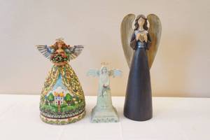 lot 462 image: angel figurines
