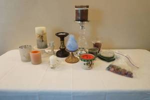 lot 464 image: candle decor