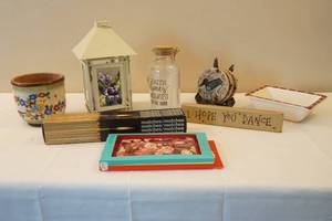 lot 472 image: candle decor