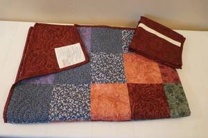 lot 487 image: hand stitched quilt