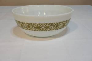 lot 521 image: Pyrex bowl