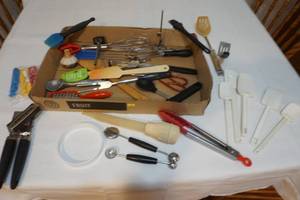 lot 522 image: kitchen utensils