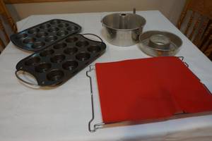 lot 528 image: muffin pans