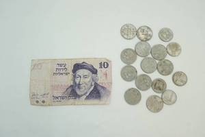 lot 557 image: foreign currency